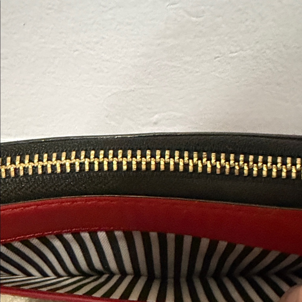 Kate Spade has Red and Black Scalloped Zip Wallet - Picture 4 of 8
